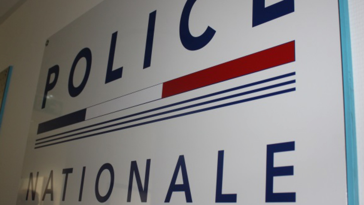 Les ados tentent de voler une voiture avec une arme factice et un marteau Les ados tentent de voler une voiture avec une arme factice et un marteau