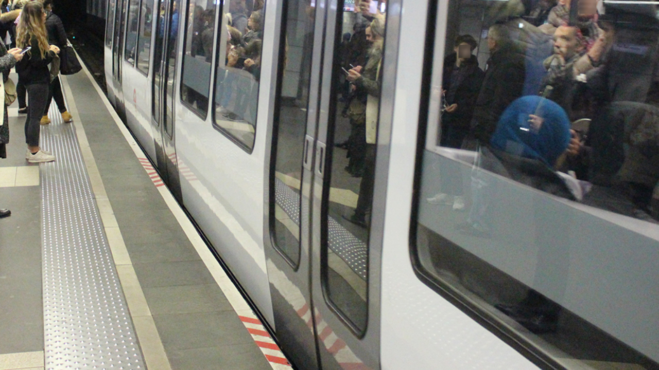 Pr&egrave;s de Lyon : arm&eacute; d'un couteau dans le m&eacute;tro, il menace des agents TCL