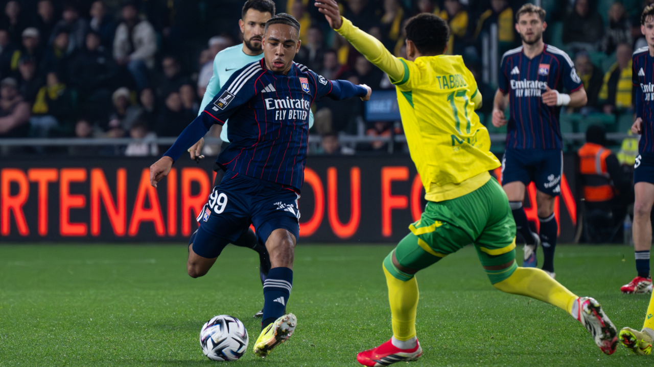 R&eacute;duit &agrave; dix, l&rsquo;OL serre les dents &agrave; Nantes et grimpe sur le podium