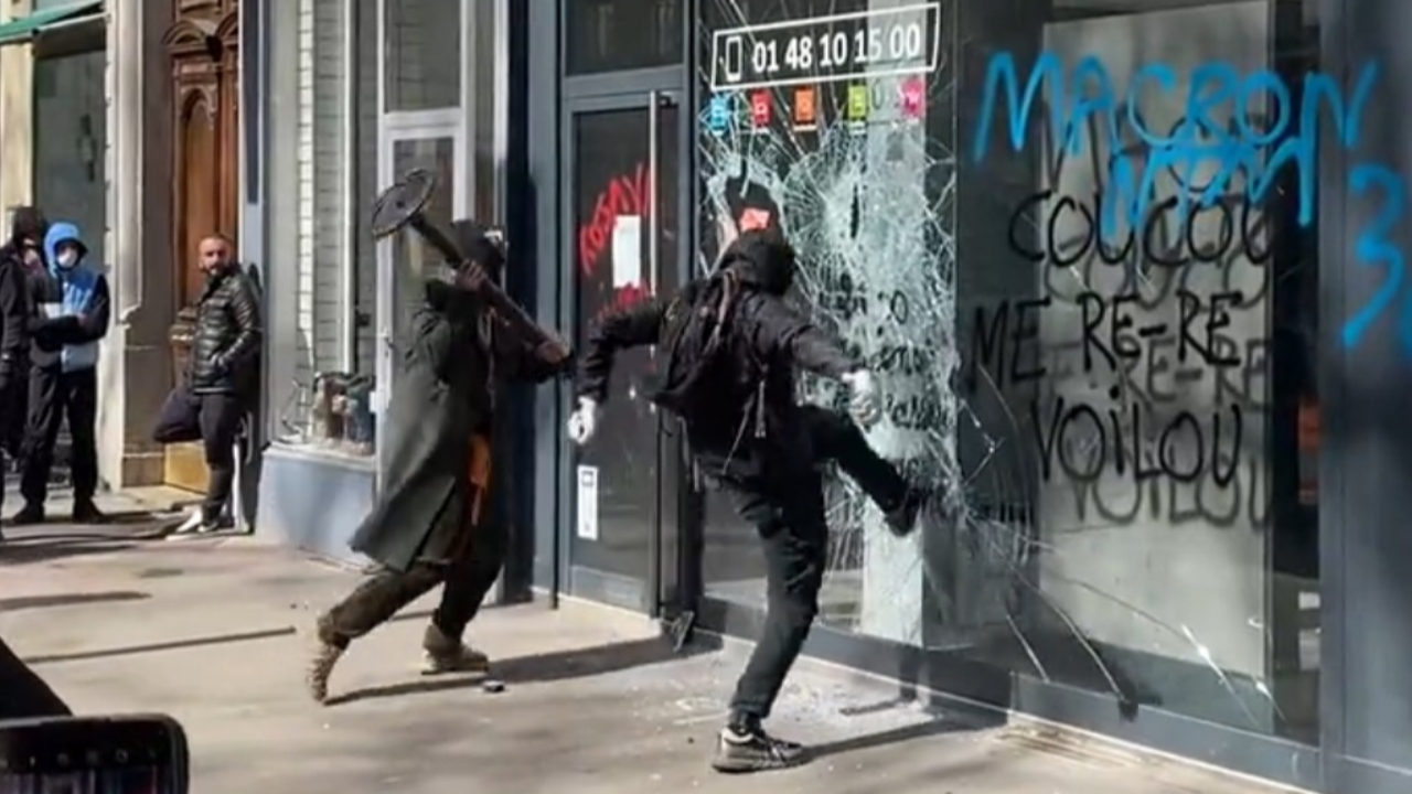 Réforme des retraites : des agences bancaires dégradées en marge de la manifestation à Lyon Réforme des retraites : des agences bancaires dégradées en marge de la manifestation à Lyon