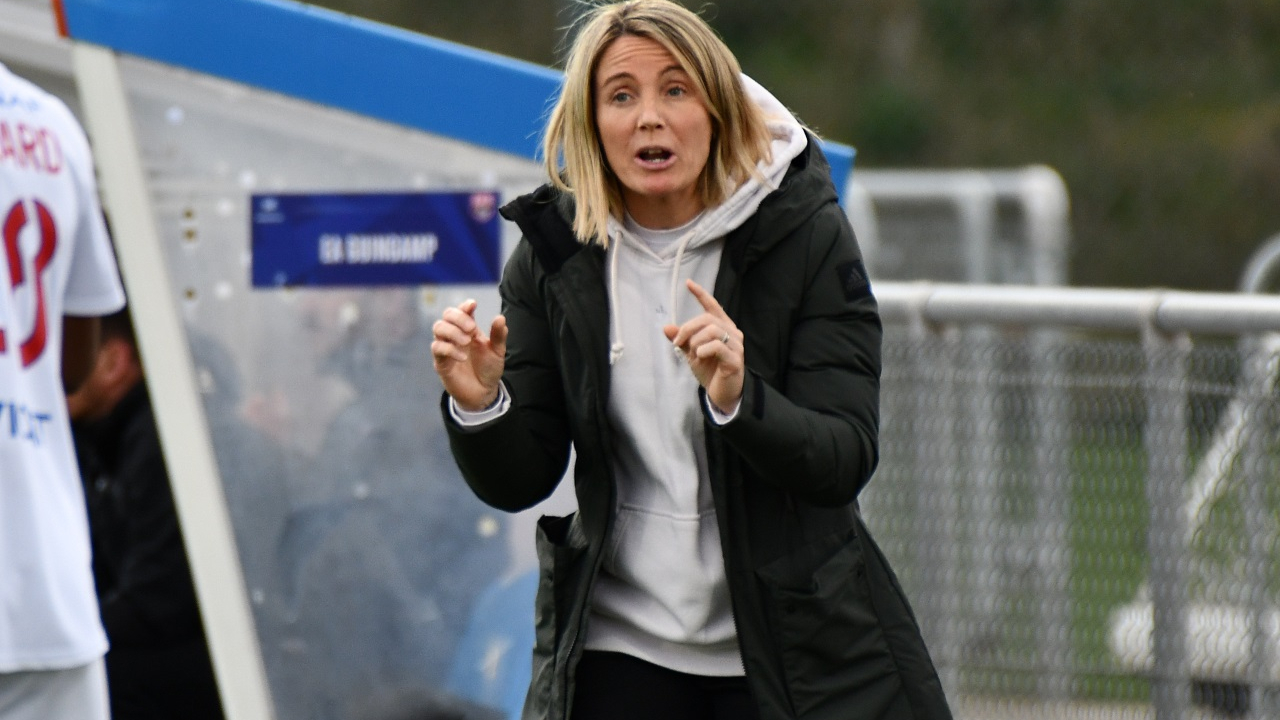 Sonia Bompastor en couple avec Camille Abily, elle se livre dans une autobiographie Sonia Bompastor en couple avec Camille Abily, elle se livre dans une autobiographie