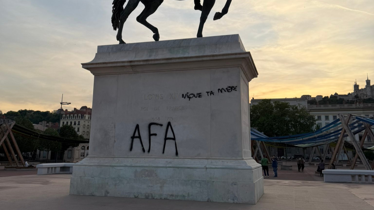 Statue de Louis XIV tagu&eacute;e &agrave; Lyon : la M&eacute;tropole promet des poursuites syst&eacute;matiques