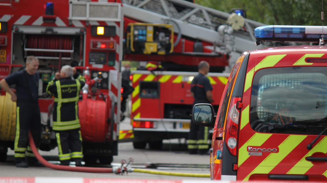 Un entrepôt détruit par les flammes près de Lyon Un entrepôt détruit par les flammes près de Lyon