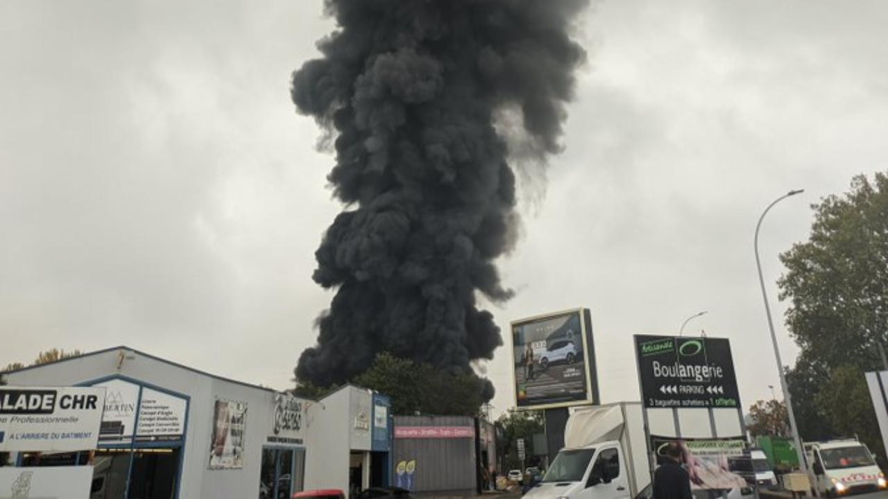 Un impressionnant incendie à Villefranche-sur-Saône Un impressionnant incendie à Villefranche-sur-Saône