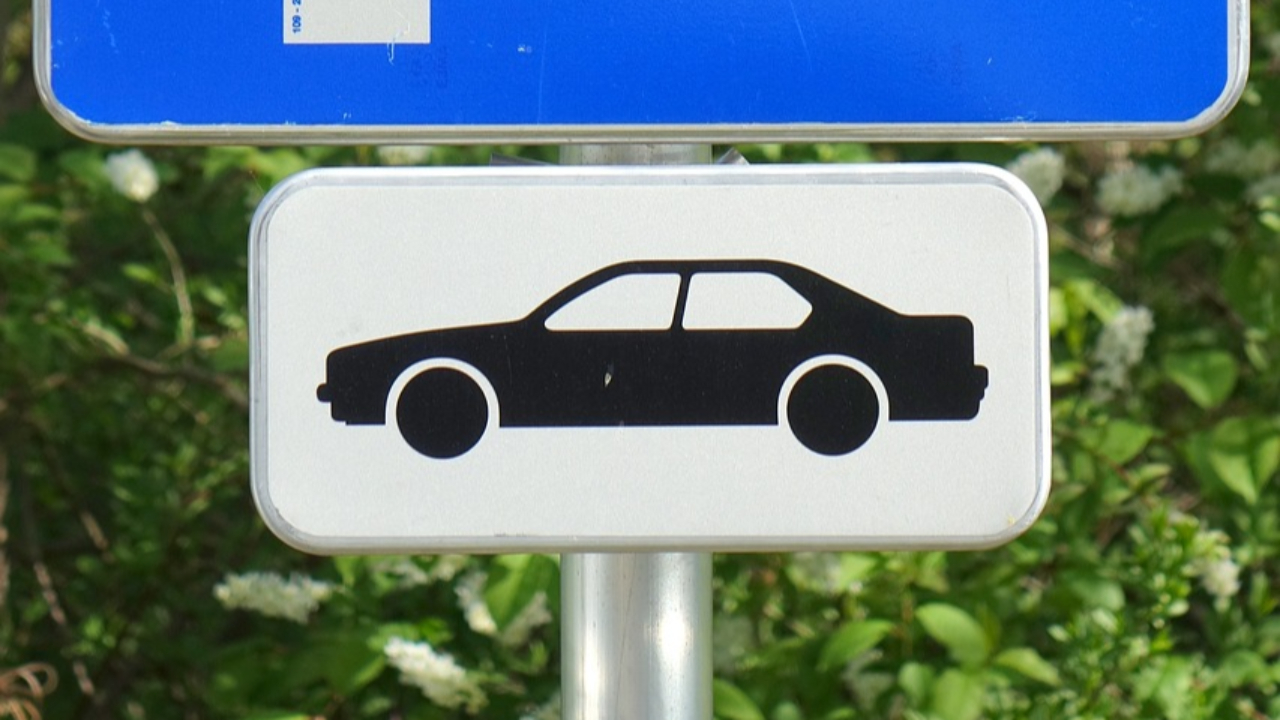 Vandalisé à plusieurs reprises, le parking des Minguettes reste gratuit Vandalisé à plusieurs reprises, le parking des Minguettes reste gratuit