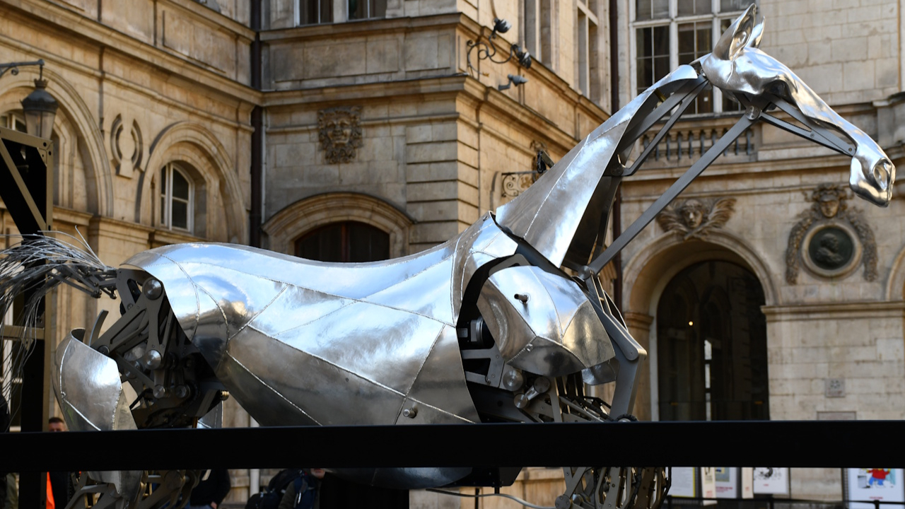 Zeus, le cheval m&eacute;tallique des Jeux Olympiques de Paris 2024, s'expose &agrave; Lyon