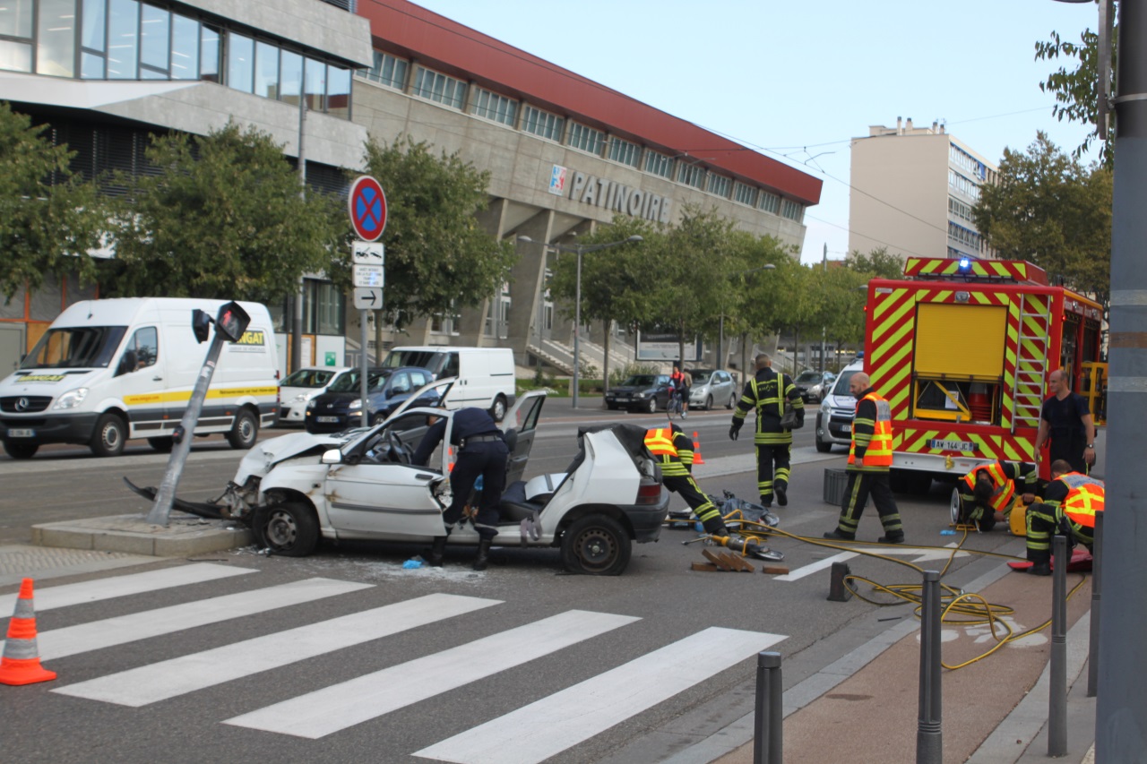 Confluence : un homme perd le contrôle de son véhicule et termine contre un poteau Confluence : un homme perd le contrôle de son véhicule et termine contre un poteau