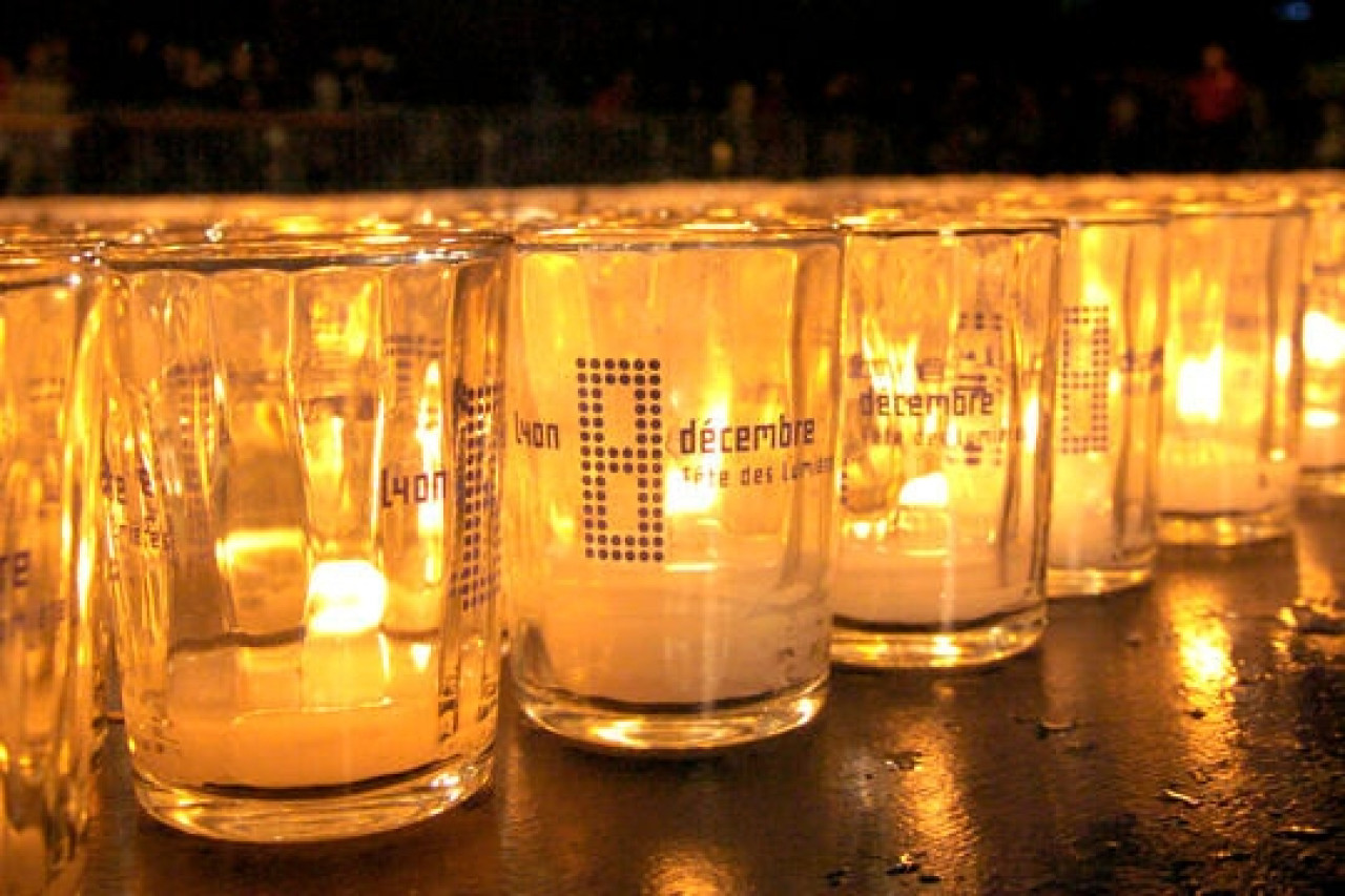 Attentats de Paris : les lumignons aux fenêtres de Lyon ce samedi soir pour rendre hommage aux victimes Attentats de Paris : les lumignons aux fenêtres de Lyon ce samedi soir pour rendre hommage aux victimes