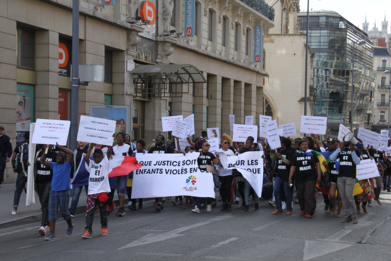 Lyon : une manifestation pour d&eacute;noncer les abus de militaires fran&ccedil;ais