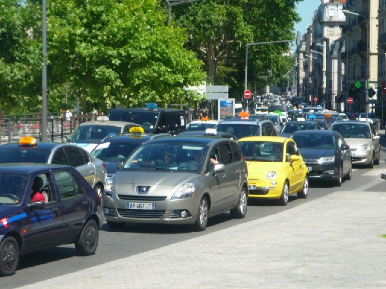 Lyon paralys&eacute;e par les taxis jeudi