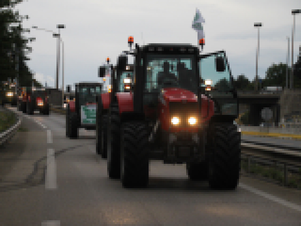 Plus d&rsquo;une soixantaine de tracteurs bloquent l&rsquo;entr&eacute;e de Lyon