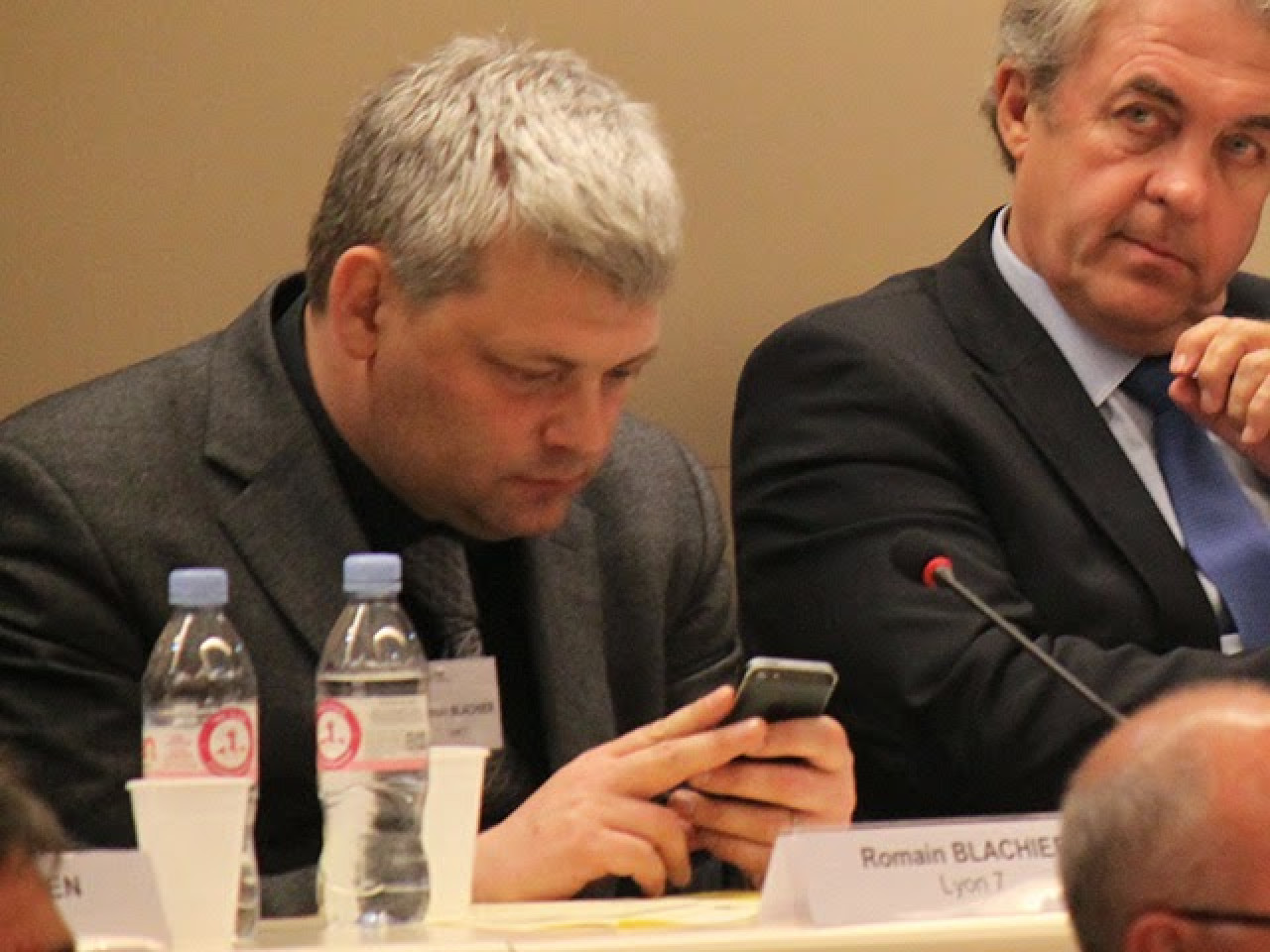 Quand les élus lyonnais s'invitent à boire un coup pour régler leur différend Quand les élus lyonnais s'invitent à boire un coup pour régler leur différend