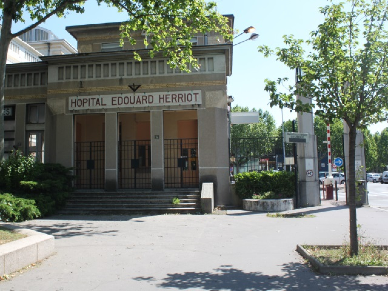 Un jeune homme retrouv&eacute; poignard&eacute; devant l'h&ocirc;pital Edouard-Herriot