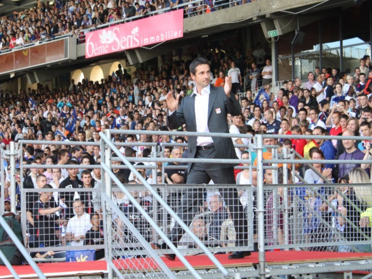 Rémi Garde pourrait devenir le nouvel entraîneur de l'équipe d'Aston Villa Rémi Garde pourrait devenir le nouvel entraîneur de l'équipe d'Aston Villa