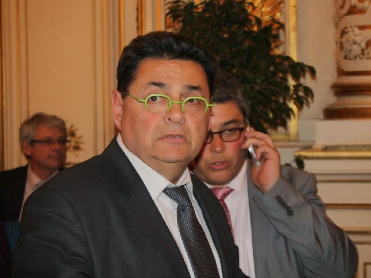 Incidents à Villeurbanne : le maire Jean-Paul Bret interpelle des jeunes et récolte des insultes Incidents à Villeurbanne : le maire Jean-Paul Bret interpelle des jeunes et récolte des insultes