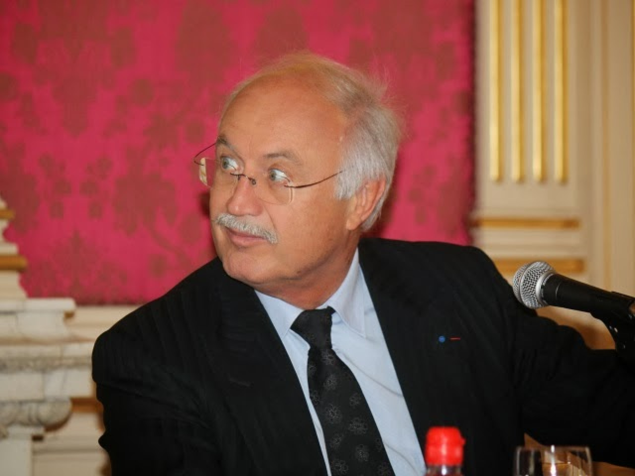 Constitutionnalisation de l'&eacute;tat d'urgence : le Rh&ocirc;ne et l'Assembl&eacute;e aux abonn&eacute;s absents