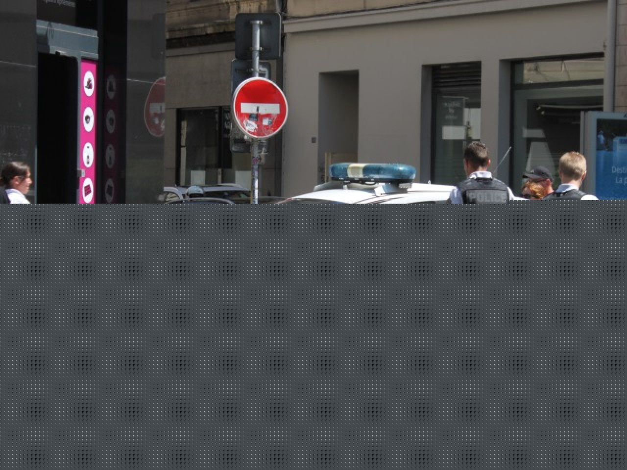 Chaise qui vole, coup de tête et coup de couteau dans un restaurant de Meyzieu Chaise qui vole, coup de tête et coup de couteau dans un restaurant de Meyzieu