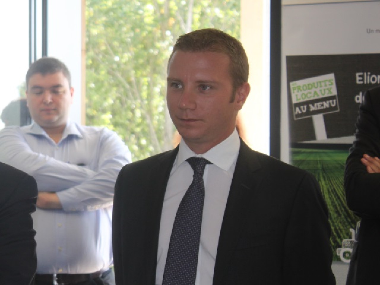 Les députés reçoivent une pierre lors d'une visite officielle de Rillieux Les députés reçoivent une pierre lors d'une visite officielle de Rillieux