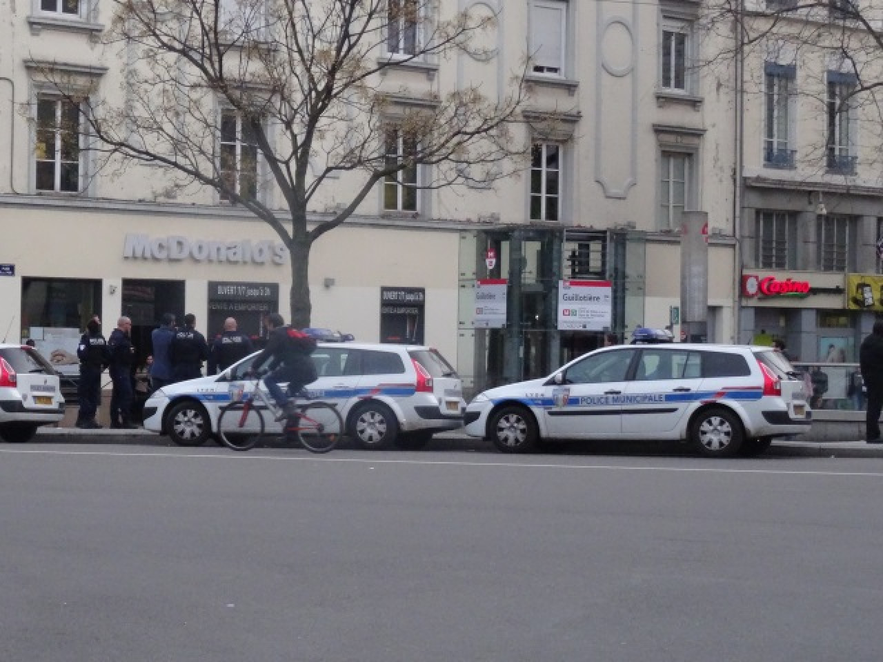 Guillotière : coup de filet auprès des commerces qui employaient au black Guillotière : coup de filet auprès des commerces qui employaient au black