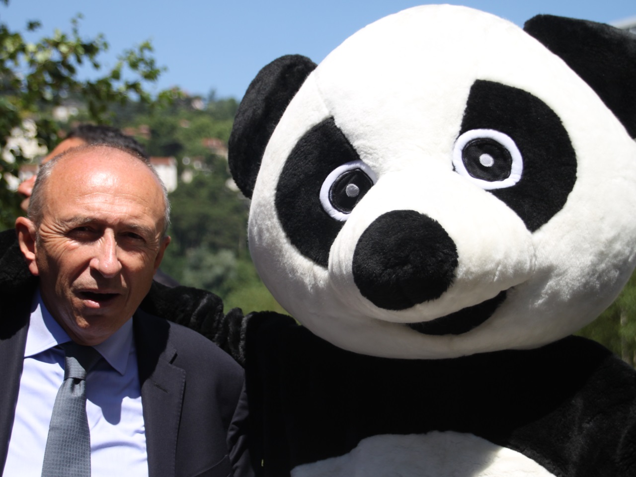 Un d&eacute;placement de Collomb en Chine pour promouvoir la soie lyonnaise