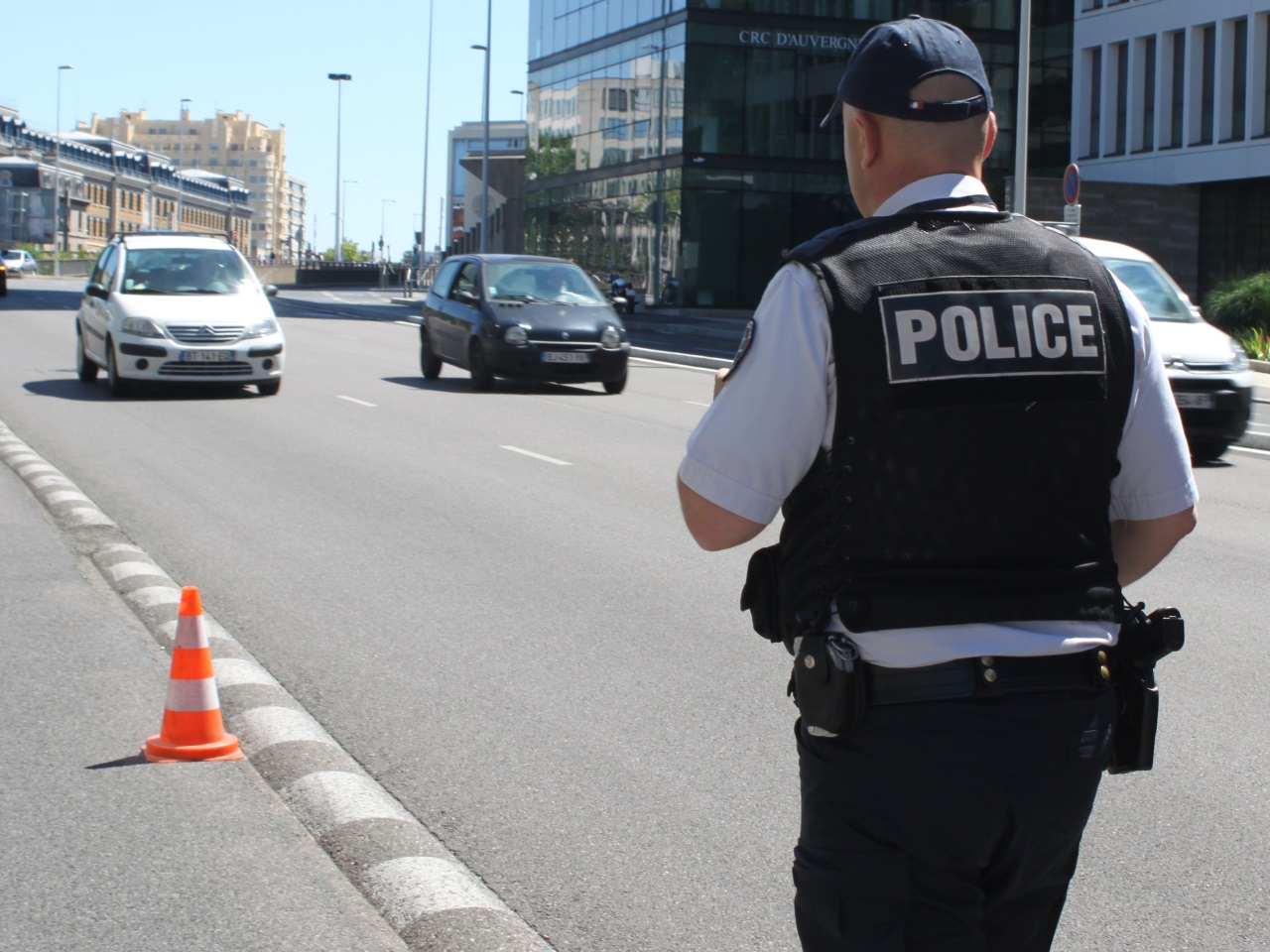 Le sexagénaire refuse le constat à l'amiable et percute un policier Le sexagénaire refuse le constat à l'amiable et percute un policier