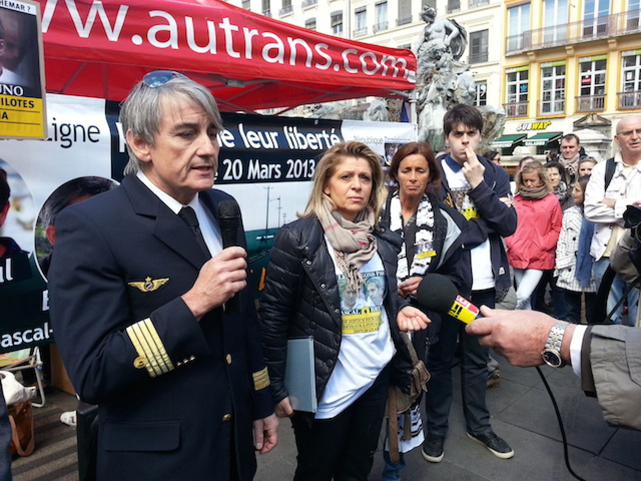 Air Cocaïne : les familles des deux pilotes rhônalpins ont remis une lettre à François Hollande Air Cocaïne : les familles des deux pilotes rhônalpins ont remis une lettre à François Hollande