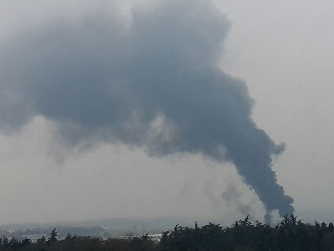 Vénissieux : un feu de détritus crée un important panache de fumée Vénissieux : un feu de détritus crée un important panache de fumée