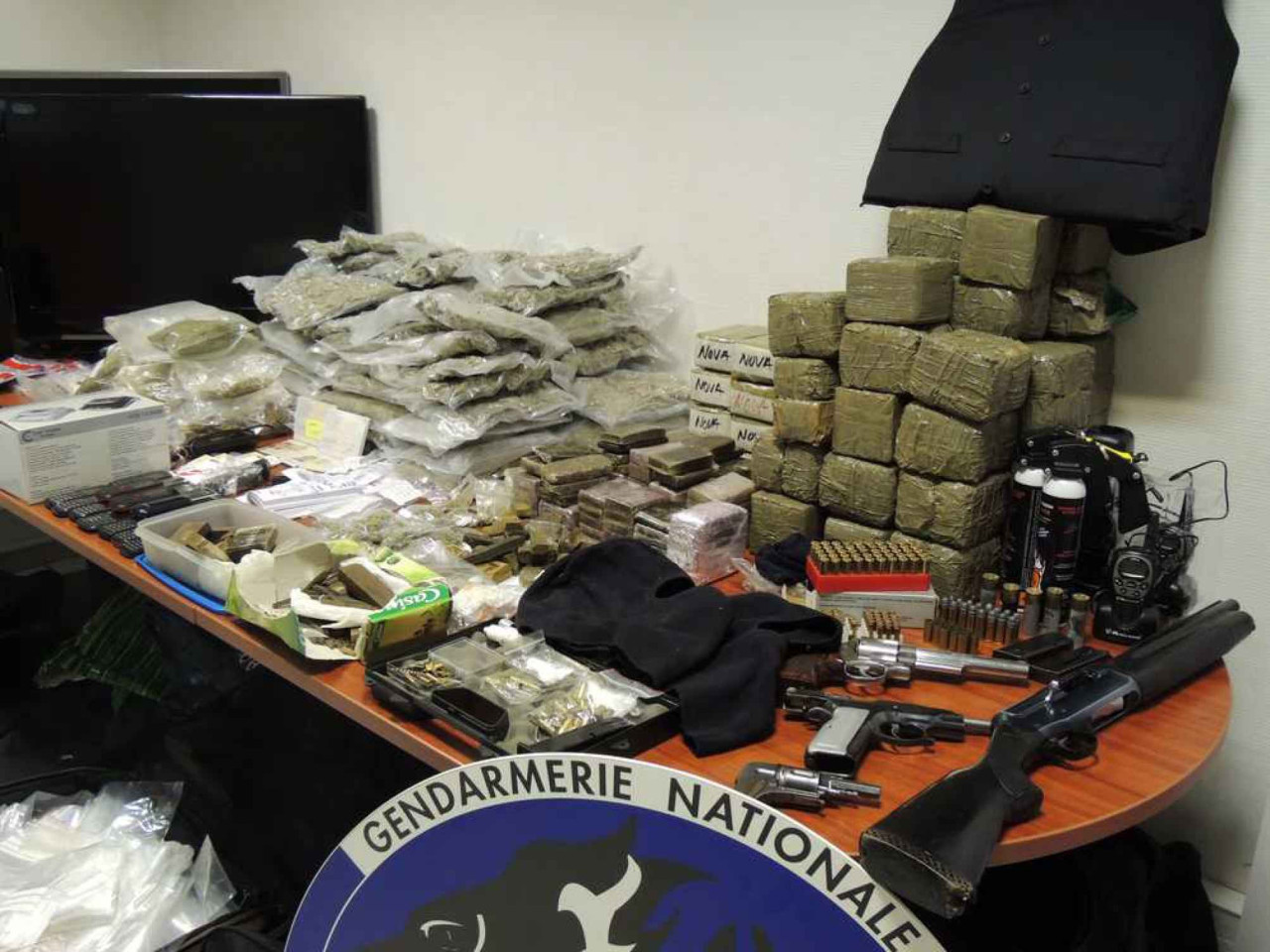 Armes, drogue et argent liquide intercept&eacute;s &agrave; V&eacute;nissieux