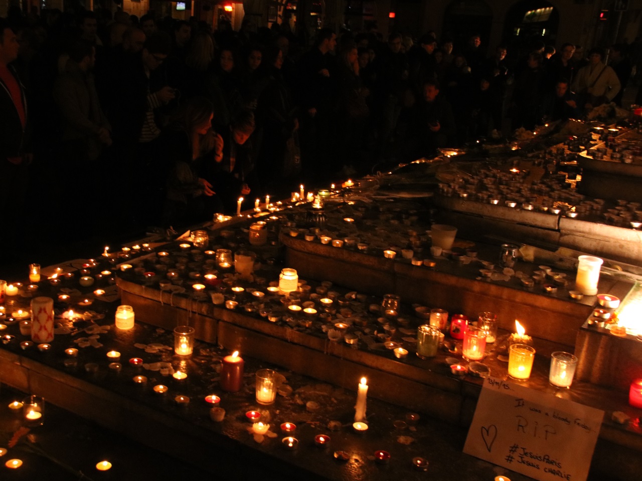 Les hommages des Lyonnais aux victimes des attentats seront archivés Les hommages des Lyonnais aux victimes des attentats seront archivés