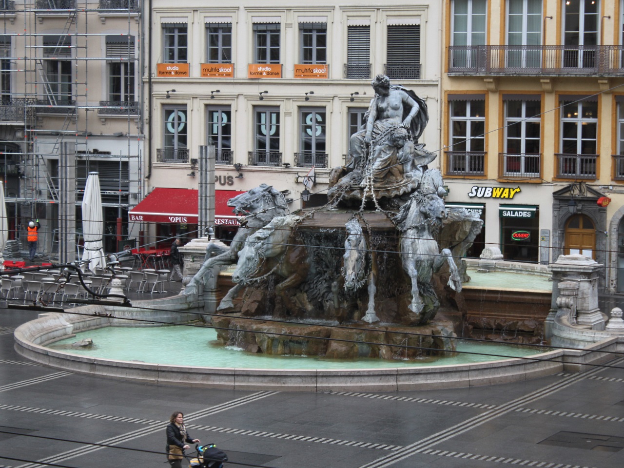 Lyon : un lifting complet pour la fontaine de la place des Terreaux Lyon : un lifting complet pour la fontaine de la place des Terreaux