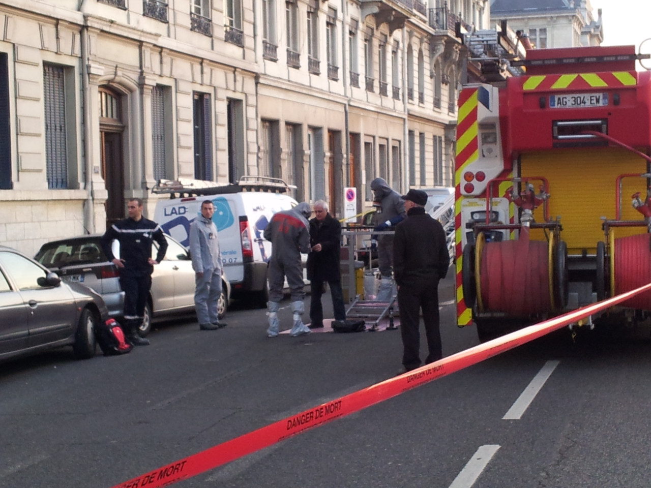 Accident radioactif à Lyon : l'immeuble toujours fermé à ses occupants Accident radioactif à Lyon : l'immeuble toujours fermé à ses occupants