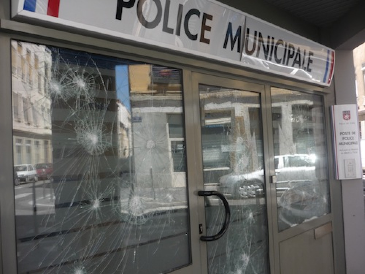 Aucune piste apr&egrave;s les actes de vandalisme commis sur la fa&ccedil;ade du commissariat de la Croix-Rousse