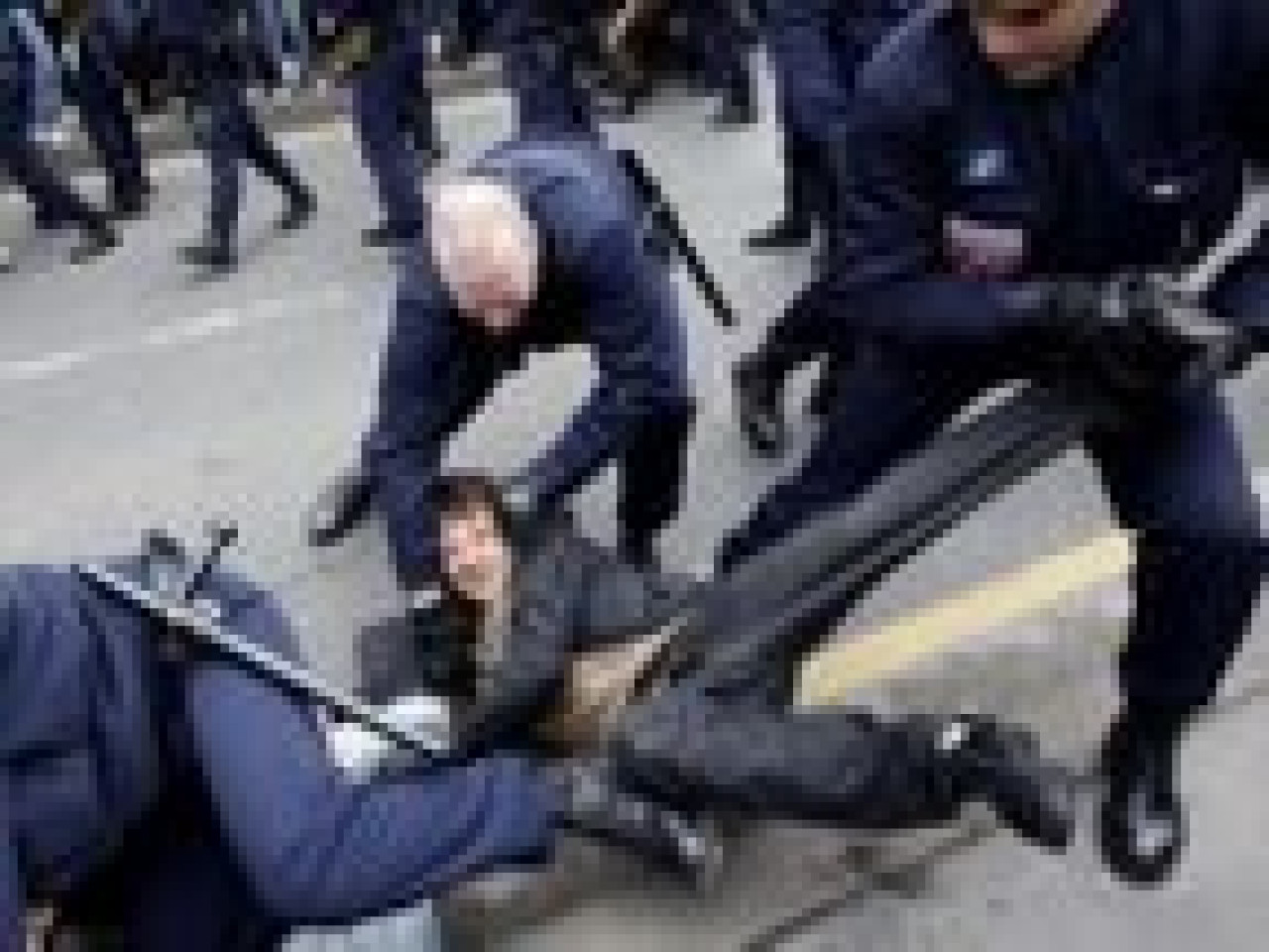 Des policiers violent&eacute;s par un sans domicile fixe