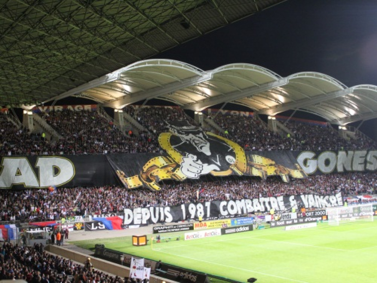 Deux supporters lyonnais condamn&eacute;s &agrave; une interdiction de stade