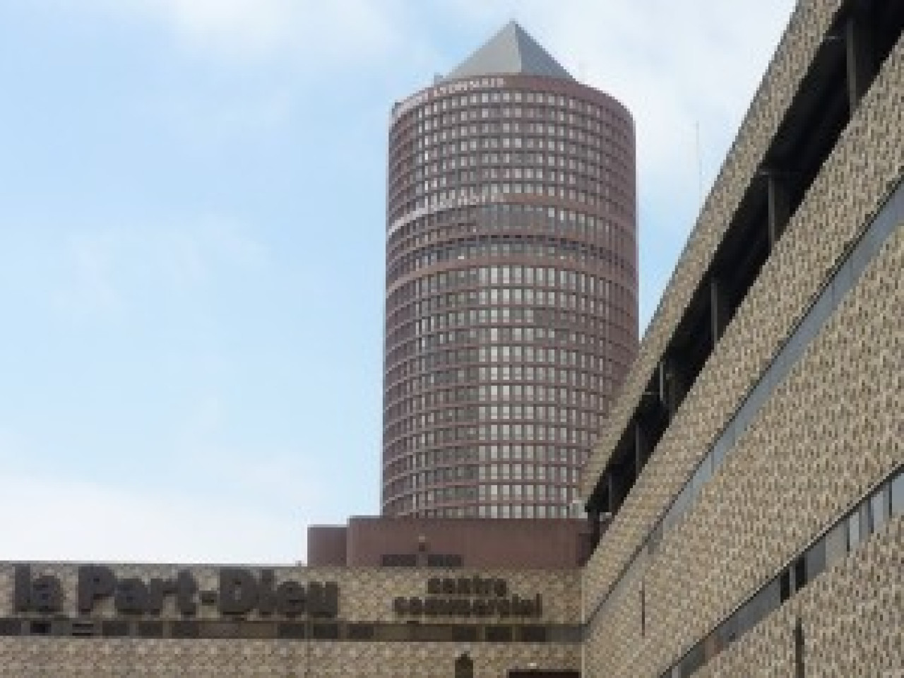 Elle agresse un agent de sécurité avec des ciseaux Elle agresse un agent de sécurité avec des ciseaux