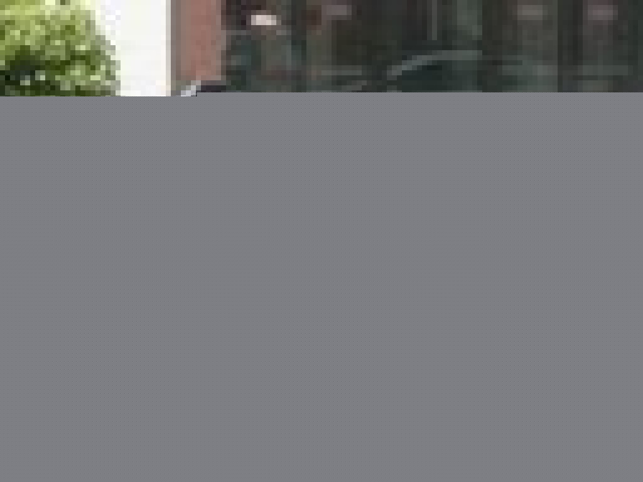 Elle ass&egrave;ne un coup de t&ecirc;te &agrave; un agent de police