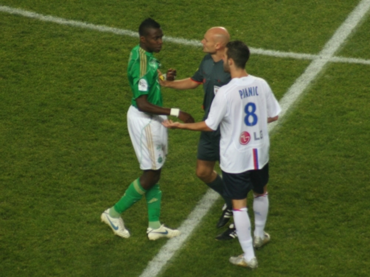 Football : Un deuxième cas de grippe A à Saint-Etienne Football : Un deuxième cas de grippe A à Saint-Etienne