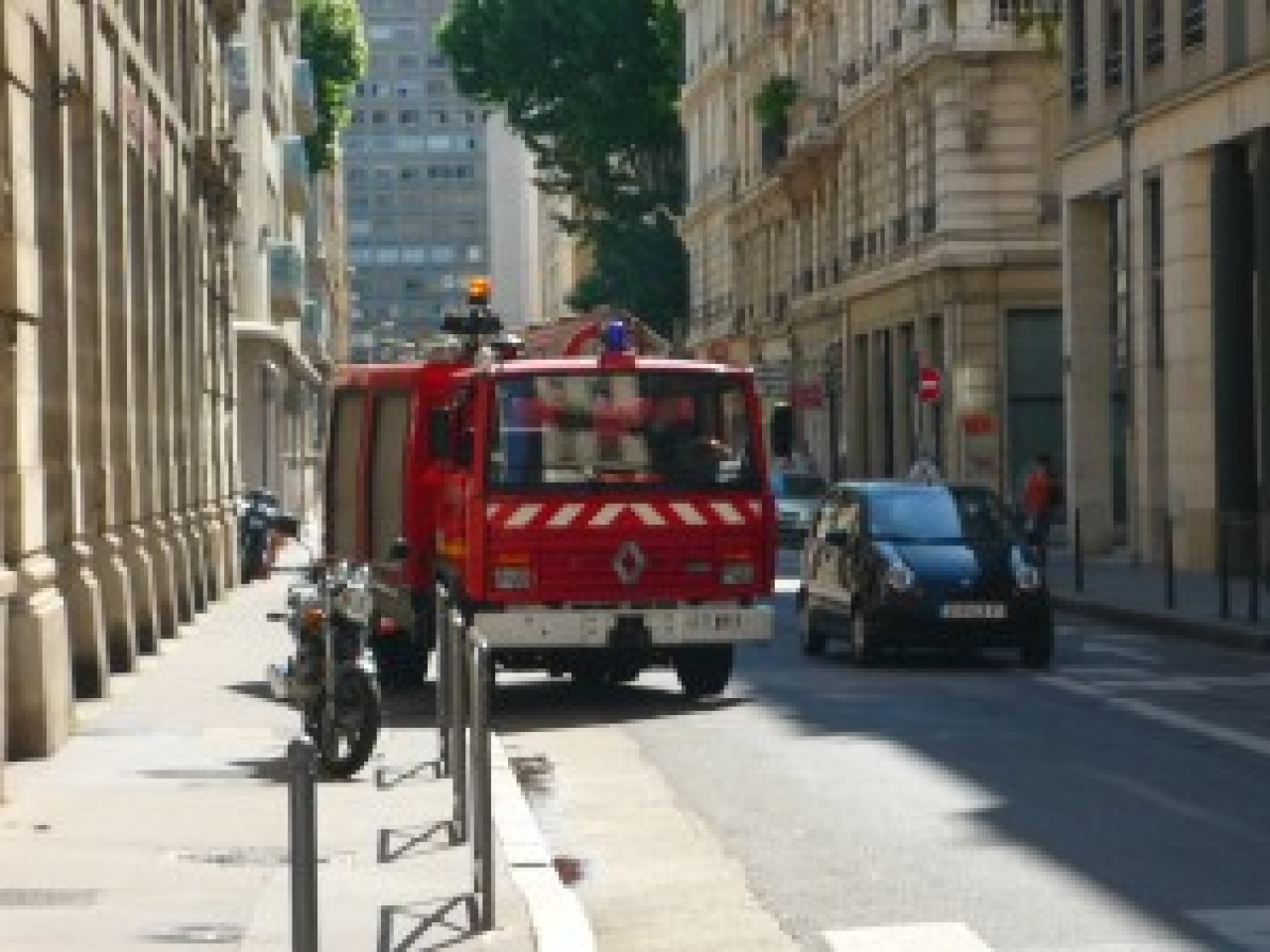 Il menace des pompiers avec un couteau Il menace des pompiers avec un couteau