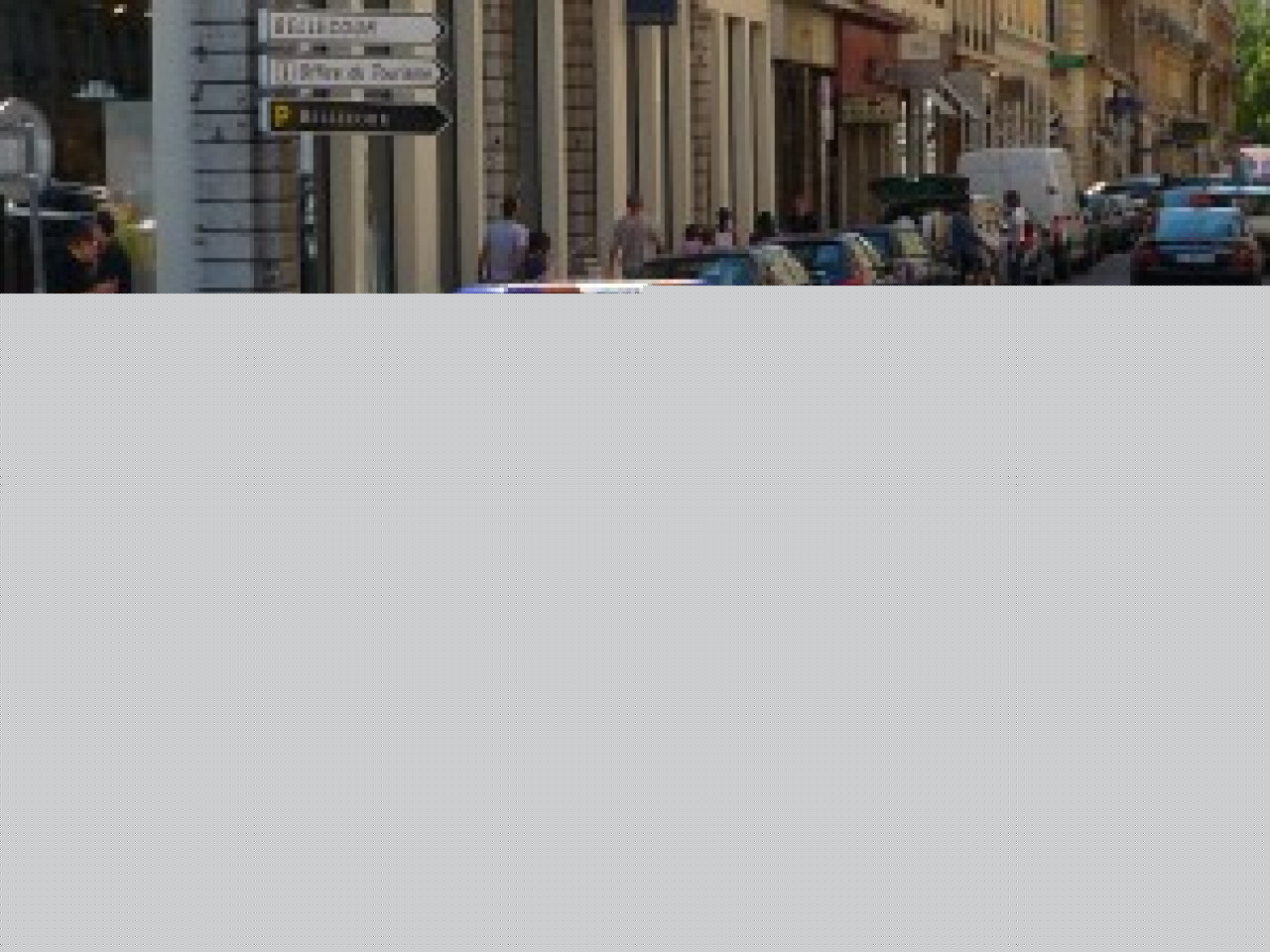 Il retire de l&rsquo;argent avec un faux passeport