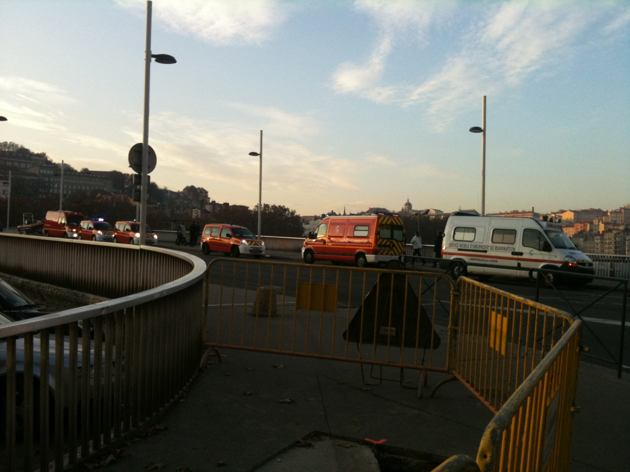 La chute de c&acirc;bles de trolley dans le centre de Lyon