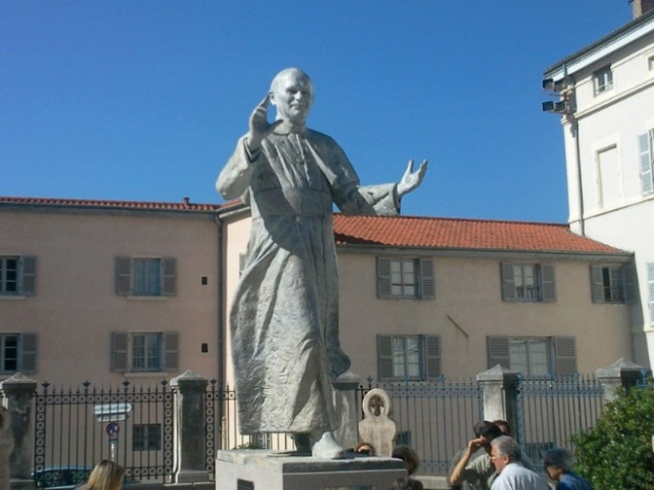 La nouvelle statue du pape bénie mercredi à Fourvière La nouvelle statue du pape bénie mercredi à Fourvière