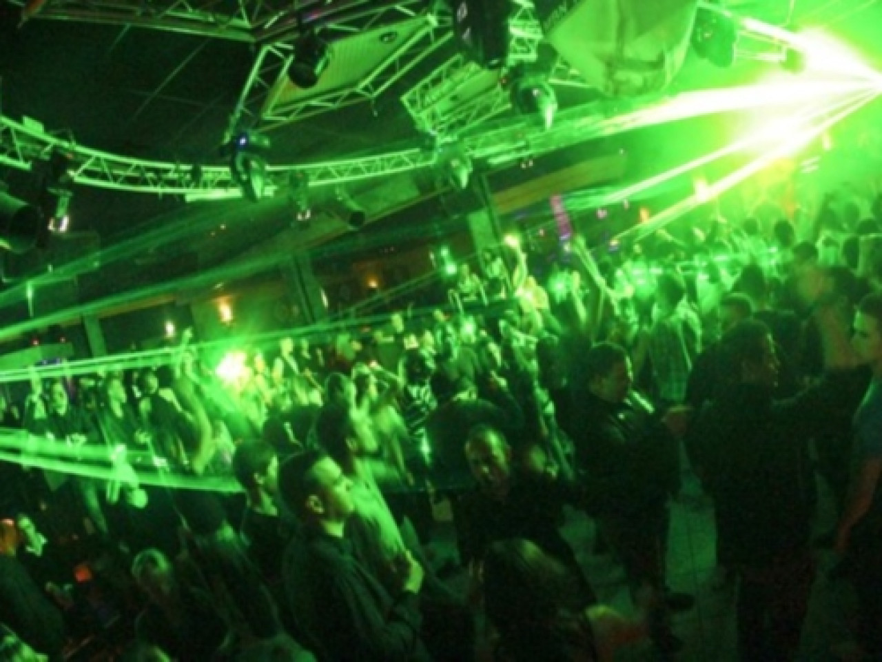 Les Black Eyed Peas posent un lapin à une boîte de nuit iséroise Les Black Eyed Peas posent un lapin à une boîte de nuit iséroise