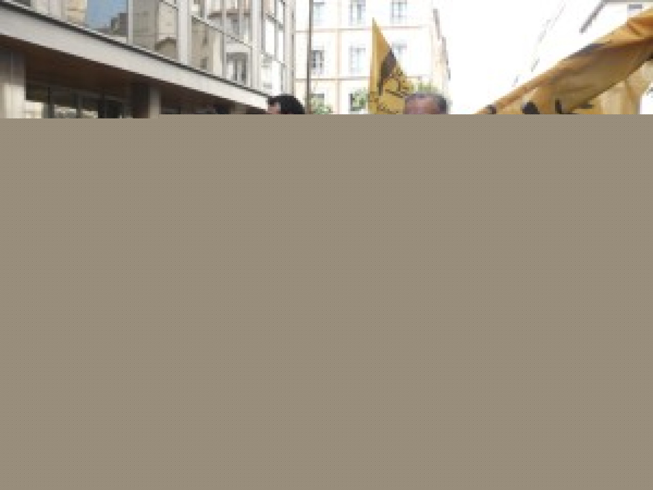 Les producteurs de lait ont mené une action symbolique à Lyon lundi matin Les producteurs de lait ont mené une action symbolique à Lyon lundi matin