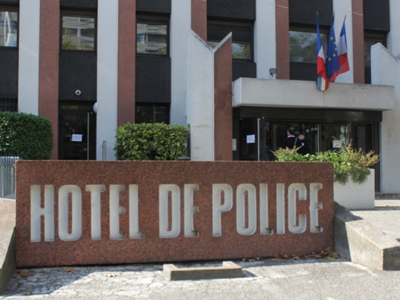 Quatre policiers mis en examen dans l'affaire Neyret peuvent reprendre le travail Quatre policiers mis en examen dans l'affaire Neyret peuvent reprendre le travail