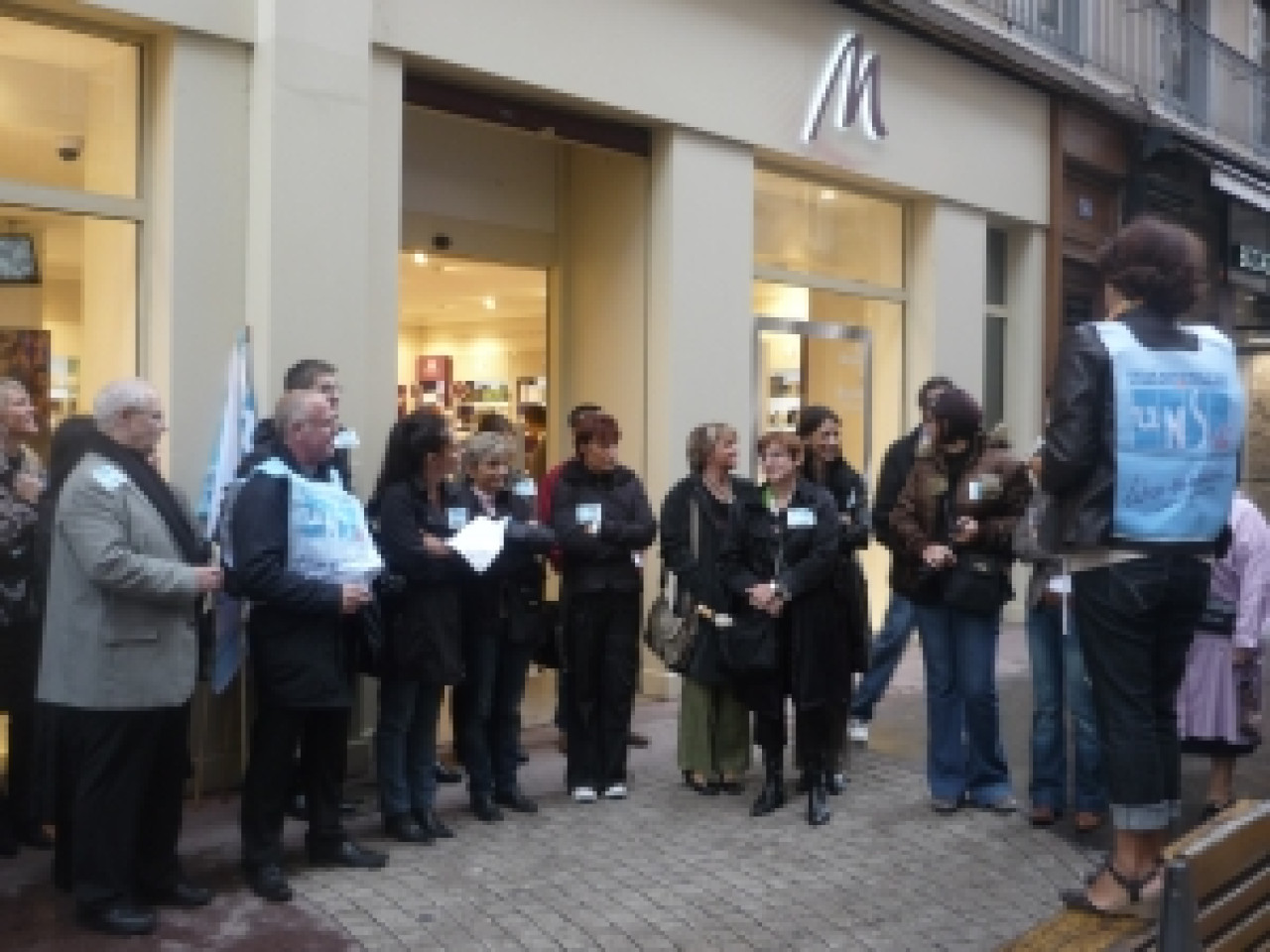 Les salariés du parfumeur Marionnaud dans la rue Les salariés du parfumeur Marionnaud dans la rue