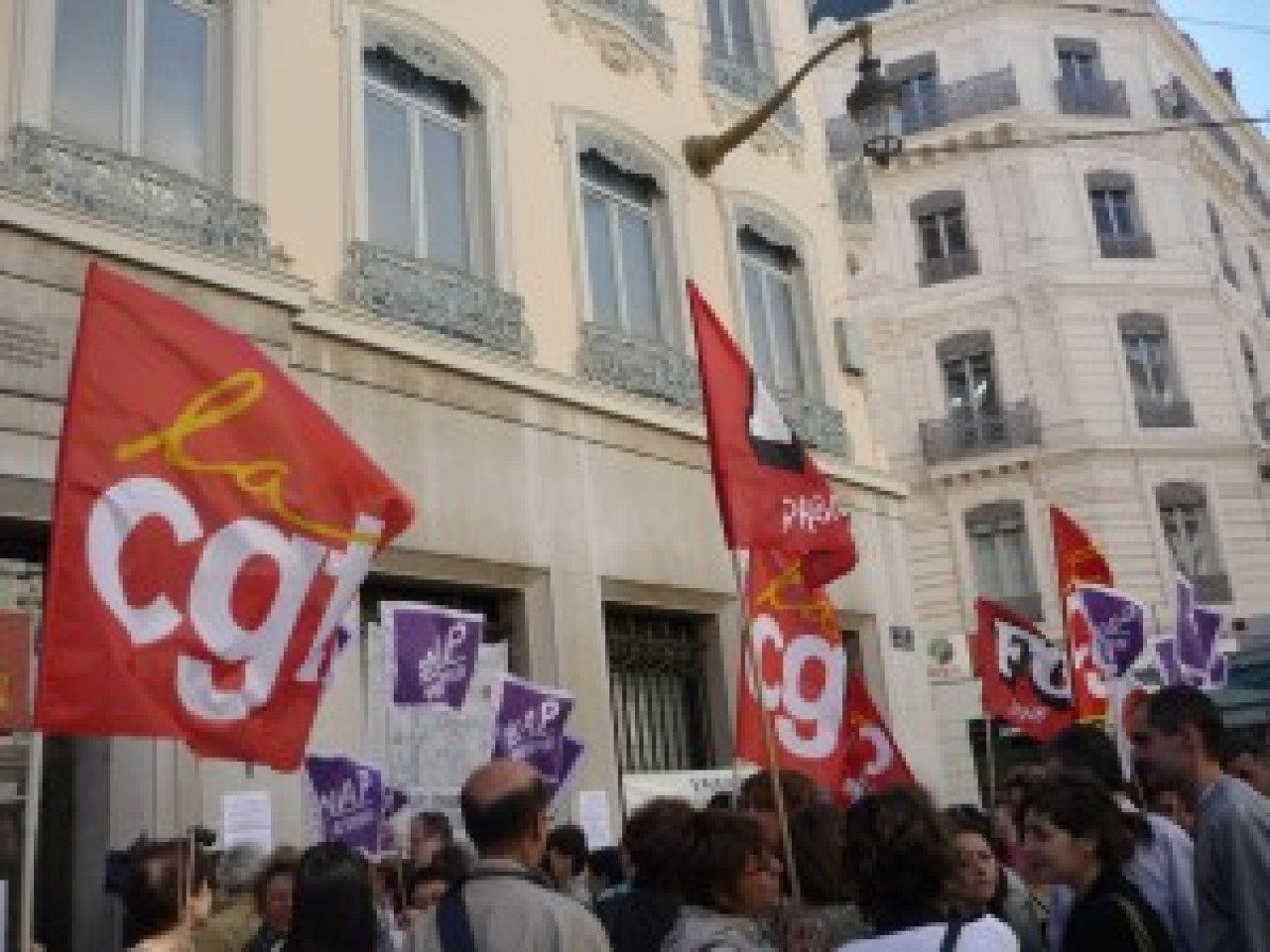 Plus d&rsquo;une centaine d&rsquo;employ&eacute;es de l&rsquo;enseigne Lejaby manifestaient mardi devant les grilles de la pr&eacute;fecture