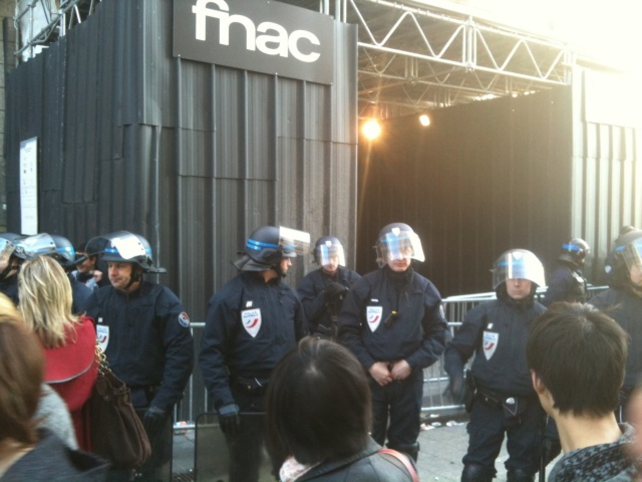 Sexion d'Assaut à la FNAC : le magasin responsable des débordements Sexion d'Assaut à la FNAC : le magasin responsable des débordements