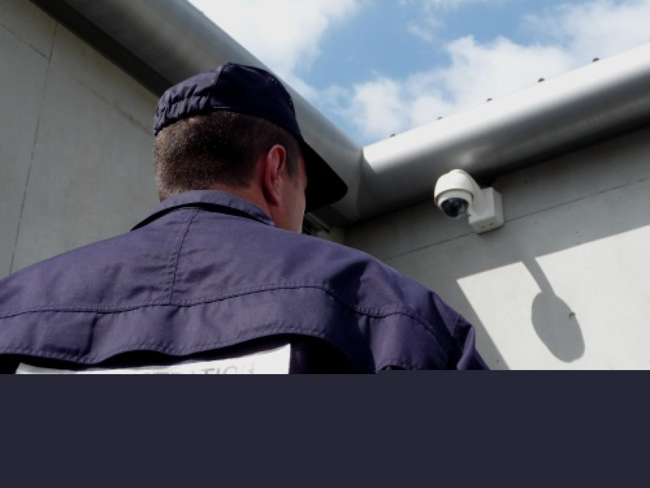 Un gardien de prison reprend son travail alors qu&rsquo;il est en libert&eacute; conditionnelle