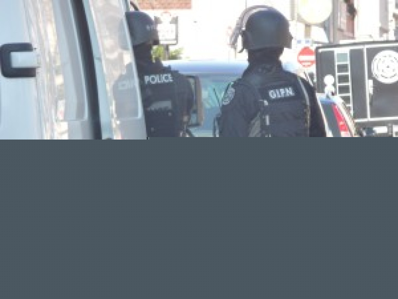 Un homme tire de sa fenêtre et blesse deux passants dans la Loire. Un homme tire de sa fenêtre et blesse deux passants dans la Loire.