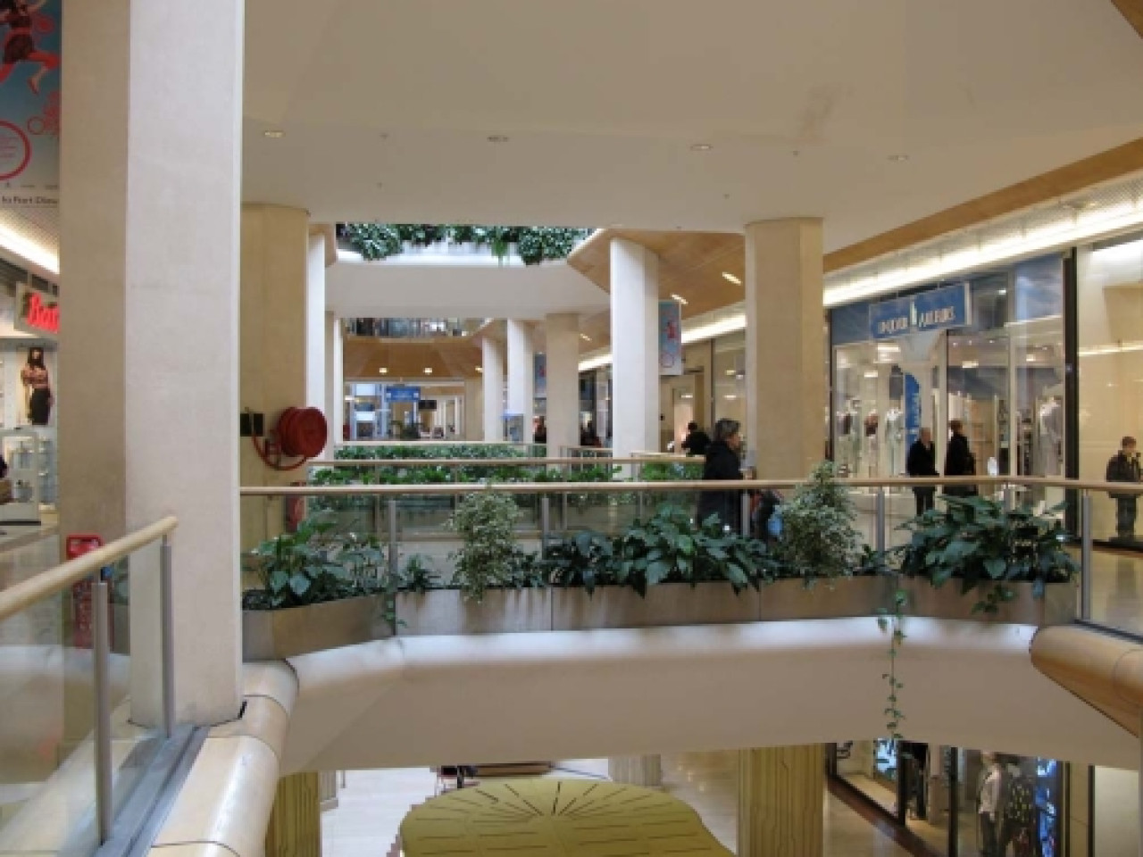 Un petit gar&ccedil;on oubli&eacute; dans le centre commercial de la Part-Dieu